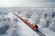 Zug fährt durch verschneite Winterlandschaft