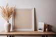 Leerer vertikaler weißer Rahmen auf dem Holztisch: Hintergrund für Wandkunst-Mockup. Moderner beiger Einrichtungsstil  mit Vase.