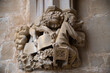 Detalle de un arco gótico con el evangelista san Marcos tallado con el león en la iglesia de Ujué, Navarra, España.