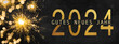 Goldenes Feuerwerk auf schwarzemNacht Himmel Hintergrund, Text Gutes neues Jahr 2024 mit Jahreszahl. Silvester Konzept für Feiertag Feier, Grußkarte, Poster, Banner, Flyer