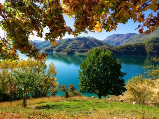 Canvas Print - Beautiful natural view of a lake in Abruzzo during the fall time