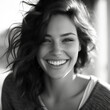 Fotografia en blanco y negro de atractiva choca alegre y sonriente