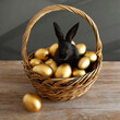Osterkorb mit goldenen Eiern und schwarzen Hasen