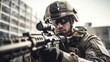 Soldado atento apuntando un rifle de precisión en zona urbana, vestido con equipo táctico completo