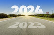 Concepto de fin de 2023 e inicio de año 2024 con esperanzas, optimismo, alegría y cambios positivos. Camino desde el año viejo hacia el futuro.