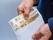 Wyciągane pieniądze w polskiej walucie z papierowej koperty 