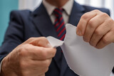 Mężczyzna w garniturze niszczy dokumenty, drzeć umowę spisaną na papierze na kawałki 
