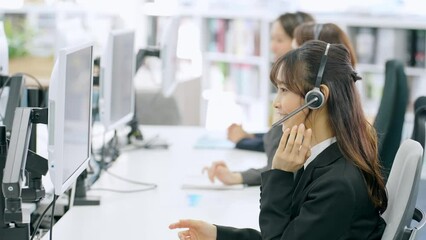 Leinwandbilder - オフィスで仕事をする女性会社員のグループ