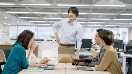 Poster - オフィスで会議するカジュアルな会社員グループ