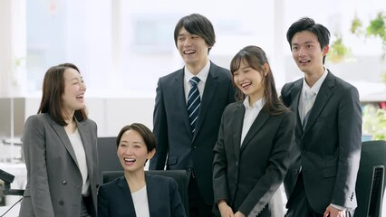 Poster - オフィスで大笑いするビジネスパーソンのグループ