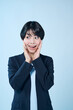 © One - 嬉しそうな表情の女性会社員