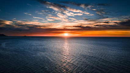  Drohnen Shot, Spanien - Spanisches Meer - Sonnenuntergang;