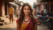 Bellissima giovane ragazza indiana vestita con abiti tradizionali in una strada di un villaggio in India