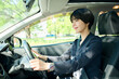 © One - 車を運転する30代女性会社員