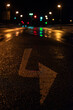 Regennasse Straße bei Nacht, Farben einer Ampel