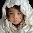 Asiatisches Baby Kleinkind unter einer weißen Decke (Durch AI generiert)