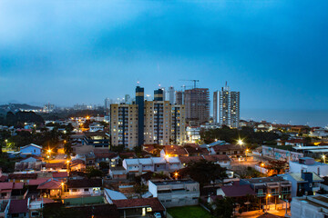 anoitecer nublado e chuvoso em   Balneário Piçarras, Santa Catarina, Brasil