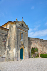 Wall Mural - Schöner blick auf die Schlosskappelle in der Historische Altstadt in Castellaro Lagusello, Monzambano, Lombardei, Italien.