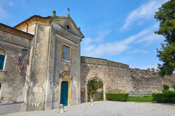 Wall Mural - Schöner blick auf die Schlosskappelle in der Historische Altstadt in Castellaro Lagusello, Monzambano, Lombardei, Italien.