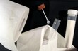 Stuhlprobe: Röhrchen und kleiner Löffel für eine ärztliche Untersuchung des Stuhls. Toilettenpapier. Eine wichtige Untersuchung zur Vorbeugung von Darmkrebs.