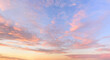Abendhimmel mit Wolken in blauen und rötlichen Pastellfarben nach Sonnenuntergang