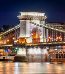 Canvas Print - Chain bridge over Danube river at night, Budapest, Hungary