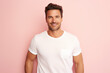 © Helena GARCIA - hombre español de treinta años con camiseta blanca sobre fondo rosa claro pastel