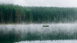 Ein Boot auf einem See, umschlossen von Bäumen