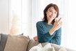 © miya227 - 部屋でスマホを見る若い女性