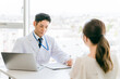 © buritora - 診察・診療・問診・カウンセリングをする医者・医師・ドクターの男性と女性