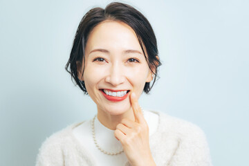 Poster - 白い歯をみせる女性　デンタルケア　ホワイトニング