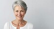 © Jorge - Mujer adulta con piel facial suave y saludable. Hermosa mujer madura con pelo gris y cara sonriente feliz. Concepto publicitario de belleza y cosmética para el cuidado de la piel y el cabello.