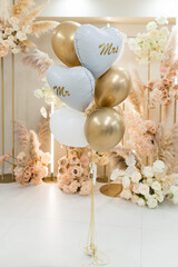 Poster - White and gold air balloons, round and heart. With the inscriptions Mr. and Mrs. 