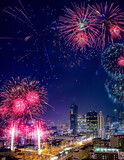 Fototapeta  - Fajerwerki kolorowe nad miastem nocą na Nowy Rok