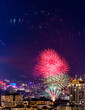 Fajerwerki kolorowe nad miastem nocą na Nowy Rok