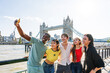 © oneinchpunch - Multiracial group of happy young friends bonding in London city - Multiethnic teens students meeting and having fun in Tower Bridge area, UK - Concepts about youth lifestyle, travel and tourism
