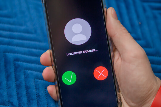 Zbliżenie na telefon komórkowy, dzwoni nieznany numer