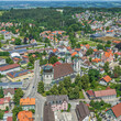 Lindenberg im Westallgäu im Luftbild, Blick auf die markante Stadtpfarrkirche im Stadtzentrum
