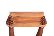 Mulher negra segurando placa de madeira vazia. Mãos femininas negras exibindo uma placa de madeira. 