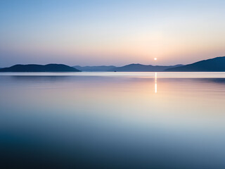 海からの日の出の風景