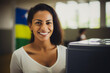 Eleitora brasileira em uma seção eleitoral votando.