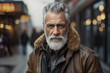 Alter Mann mit Lederjacke steht in einer Strasse und sieht mit ernstem Gesichtsausdruck in die Kamera