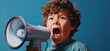 dziecko krzyczące do megafonu na niebieskim tle