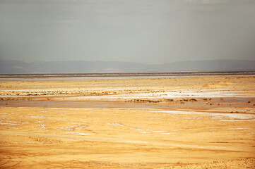 Canvas Print - Desert landscape between two salt lakes Chott el Gharsa and Chott el Djerid, Tozeur Governorate of Tunisia