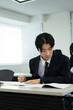 © Paylessimages - 教室で勉強している制服の高校生