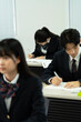 © Paylessimages - 教室で勉強している制服の高校生