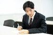 © Paylessimages - 教室で勉強している制服の高校生