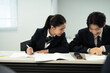 © Paylessimages - 教室で勉強している制服の高校生