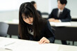© Paylessimages - 教室で勉強している制服の高校生
