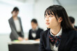 © Paylessimages - 教室で勉強している制服の高校生